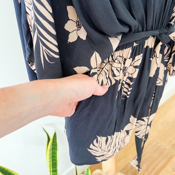 Makana x Makana Hae Hawai'i Romper Size L - Picture 3 of 10